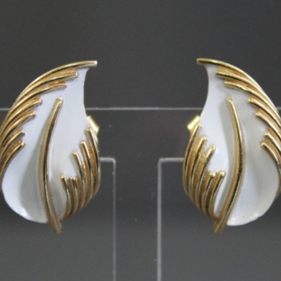 VTG Trifari gold and white leaf brooch and earrings set clip on 1960s signed - Picture 3 of 8